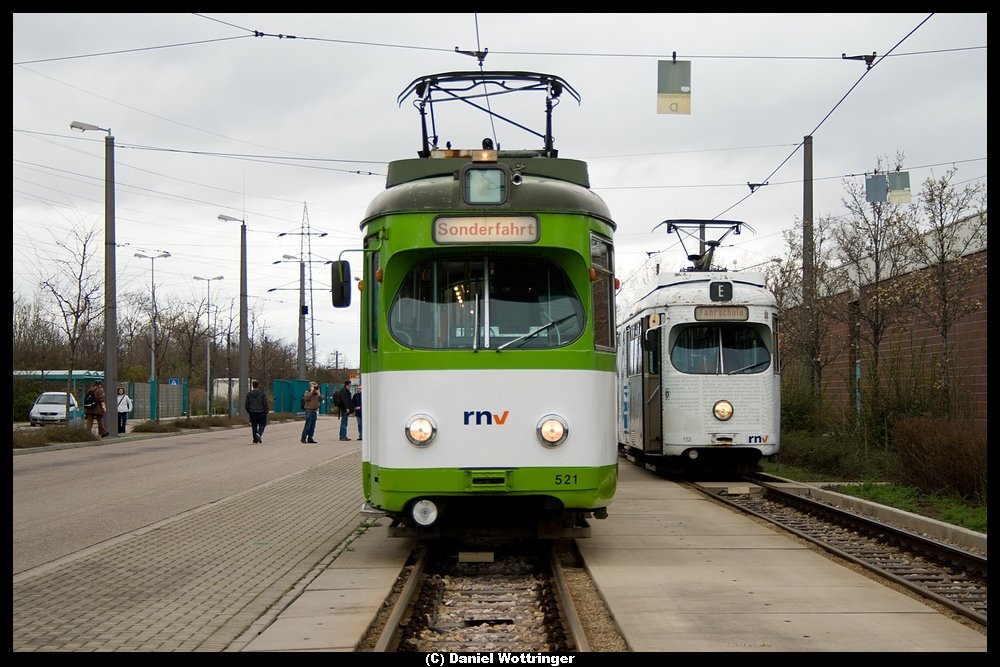 521 nebst 152 im Betriebshof Rheingnheim. Bei Sonderfahrt der IG Nahverkehr Rhein-Neckar, 16. Mrz 2008.