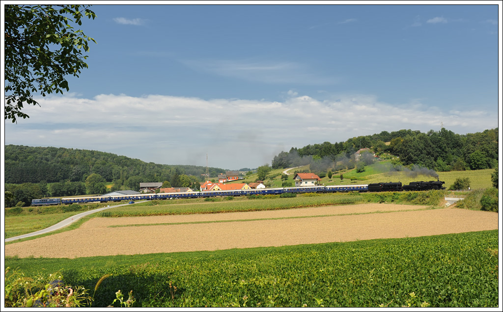 52.100 und 33.132 nehmen am 21.8.2012 mit ihrem IGE-Eisenbahn Romantik sterreich Rundfahrt Zug SE 17198 von Graz nach Wien den Schauer Berg in Angriff. In dem Fall habe ich eine komplett blaue Garnitur daraus gemacht, inkl. blauer Schiebelok.