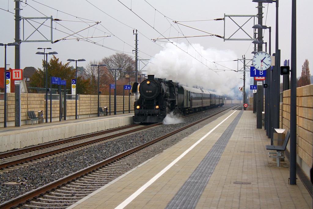 52.100 des 1.SEK am 26.Februar 2012 mit dem SR 14426 von Heiligenstadt nach Waidhofen a/d Ybbs bei der Durchfahrt im Bf. Melk.