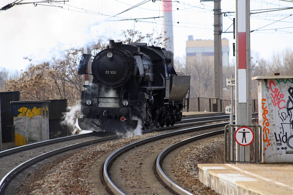 52.100 des 1.SEK am 26.Februar 2012 als SLZ 14425 von Strasshof nach Nudorf kurz nach der Hst. Lobau.