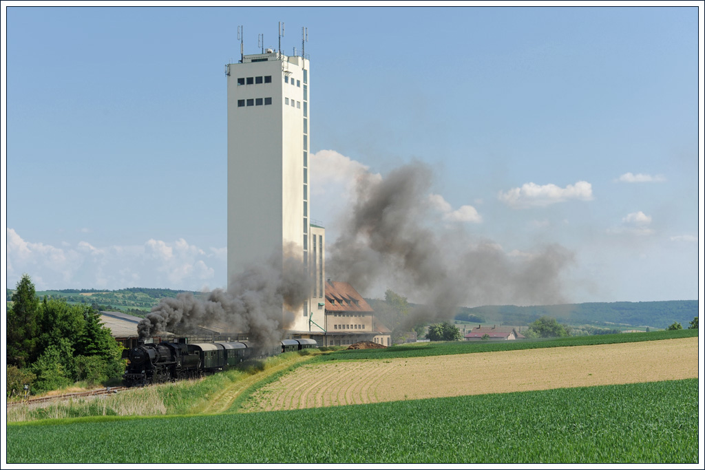 52.100 des SEK bei der zweiten Fahrt von Korneuburg nach Ernstbrunn als EZ 7394 am 21.5.2011 bei der Ausfahrt aus Wetzleinsdorf aufgenommen.