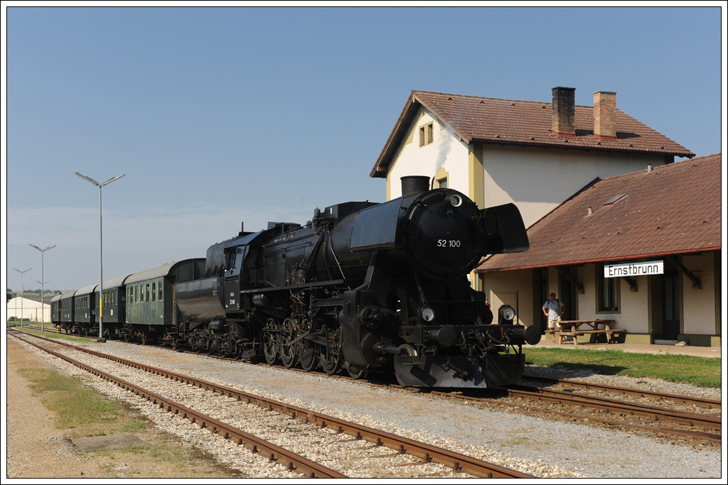 52.100 vom Heizhaus Strasshof mit dem REX 7392 aus Korneuburg bei der Ankunft in Ernstbrunn am 27.8.2011.