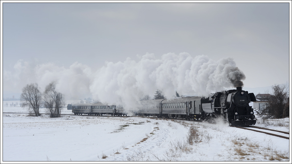 52.100 vom Heizhaus Strasshof mit ihrem SR 14370 am 17.2.2013 in Harmannsdorf aufgenommen.

http://www.eisenbahnmuseum-heizhaus.com/

