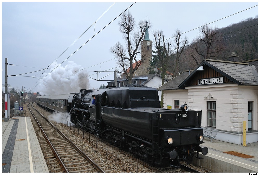 52.100 mit dem SDZ R17074 von Wien/Heiligenstadt nach Sigmundsherberg; hier in Hflein a.d. Donau; 20.2.2011