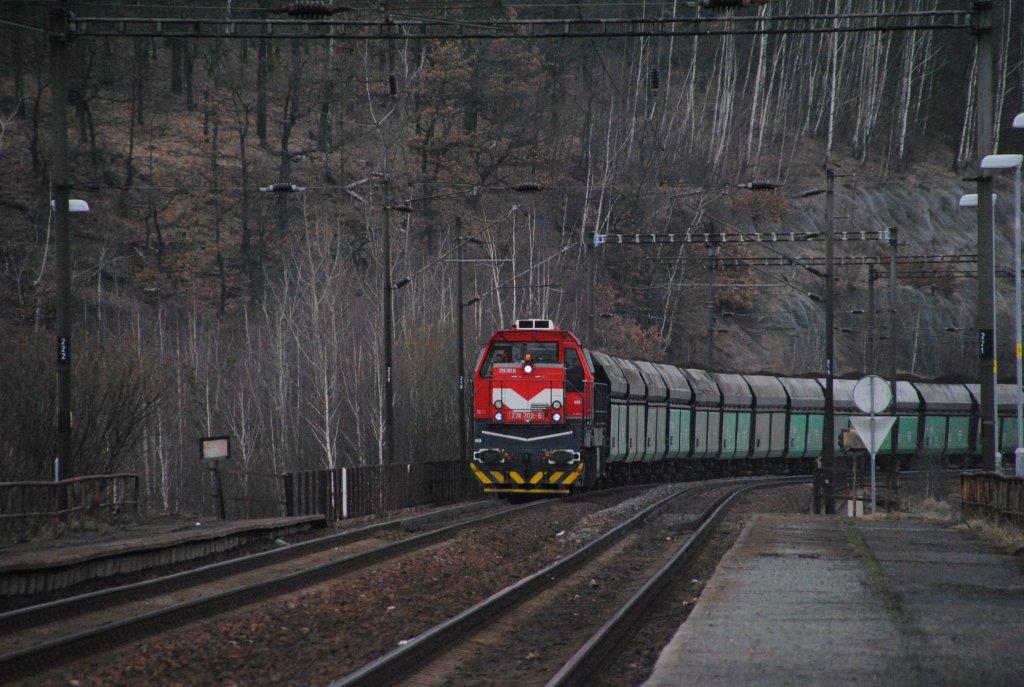 5.2.2011 11:36 ČD Baureihe 774 702-5 mit einem Kohlezug durchfhrt den Bahnhof Krlovsk Pořč in Richtung Sokolov.
