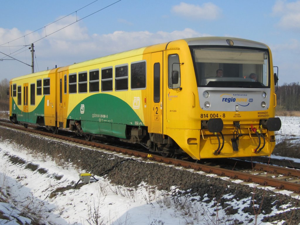 5.2.2011 13:22 ČD 814 004-8 als Personenzug (Os) aus A město nach Cheb zwischen Frantikovy Lzně und dem Zielbahnhof.