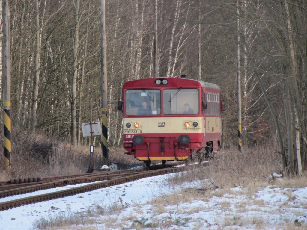 5.2.2012 16:19 ČD 810 333-5 als Personenzug (Os) aus Cheb nach Luby u Chebu bei der Einfahrt in den Bahnhof Vonov.