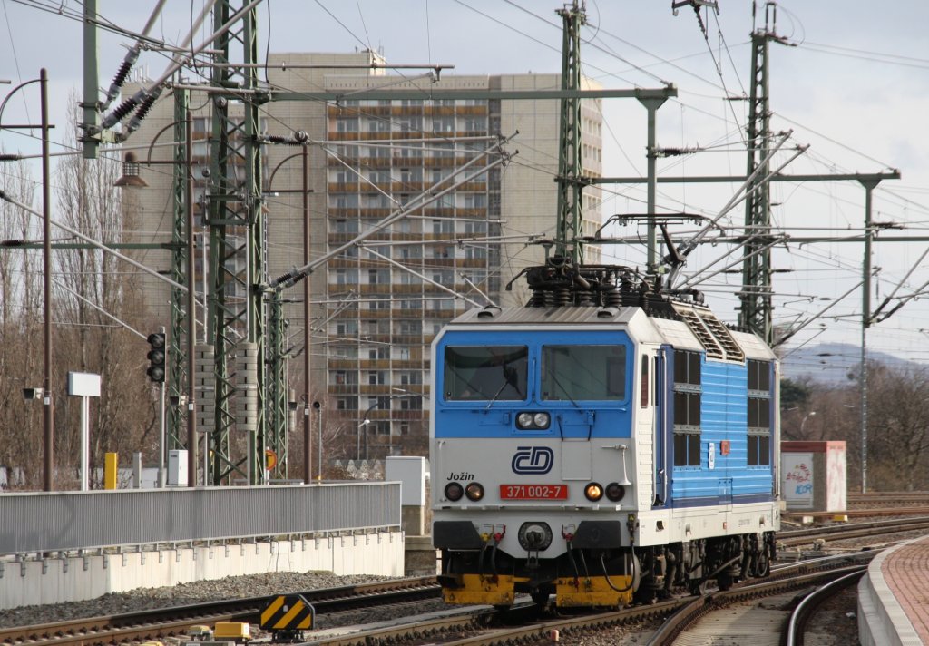 5.2.2013 Dresden Hbf. 371 002 hat EC 378 nach Dresden gebracht und rangiert nun aufs Bockgleis um auf nchste Leistung zu warten.
