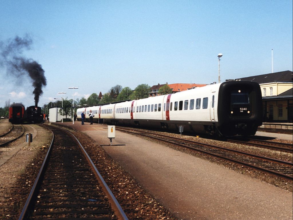 5240/5040 und 5239/5039 mit IC Aalborg-Kbenhavn auf Bahnhof Randers am 15-5-1999. Bild und scan: Date Jan de Vries.