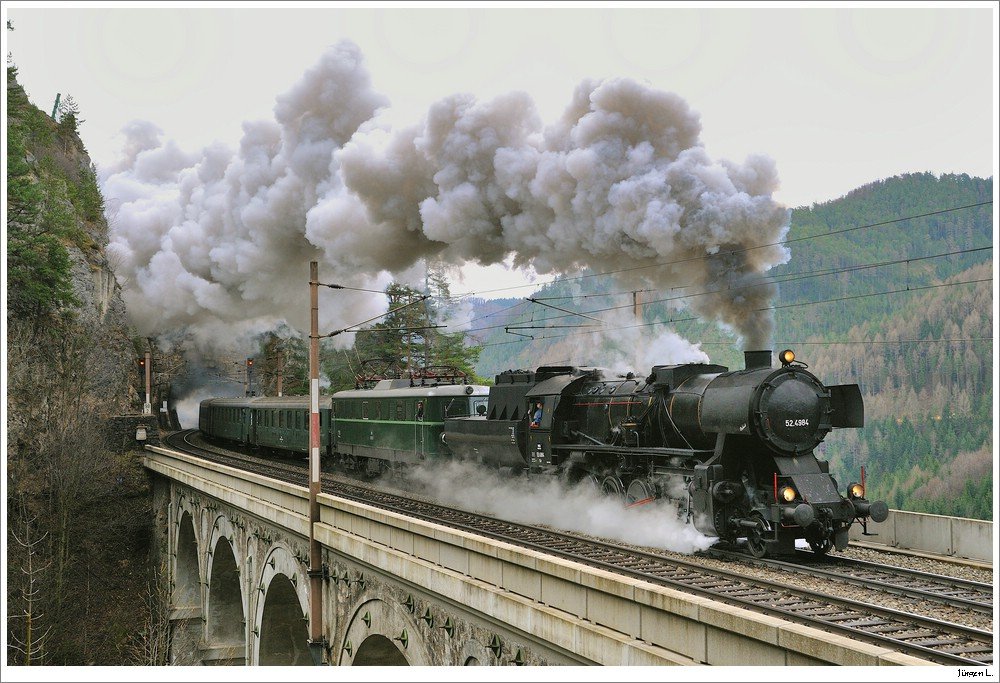 52.4984 und 1010.10 mit SDZ R16653 von Wien Sdbhf nach Mrzzuschlag. Hier am Krausel-Klause-Viadukt bei Breitenstein, 08.12.2009. (Ein strendes Kabel entfernt.)