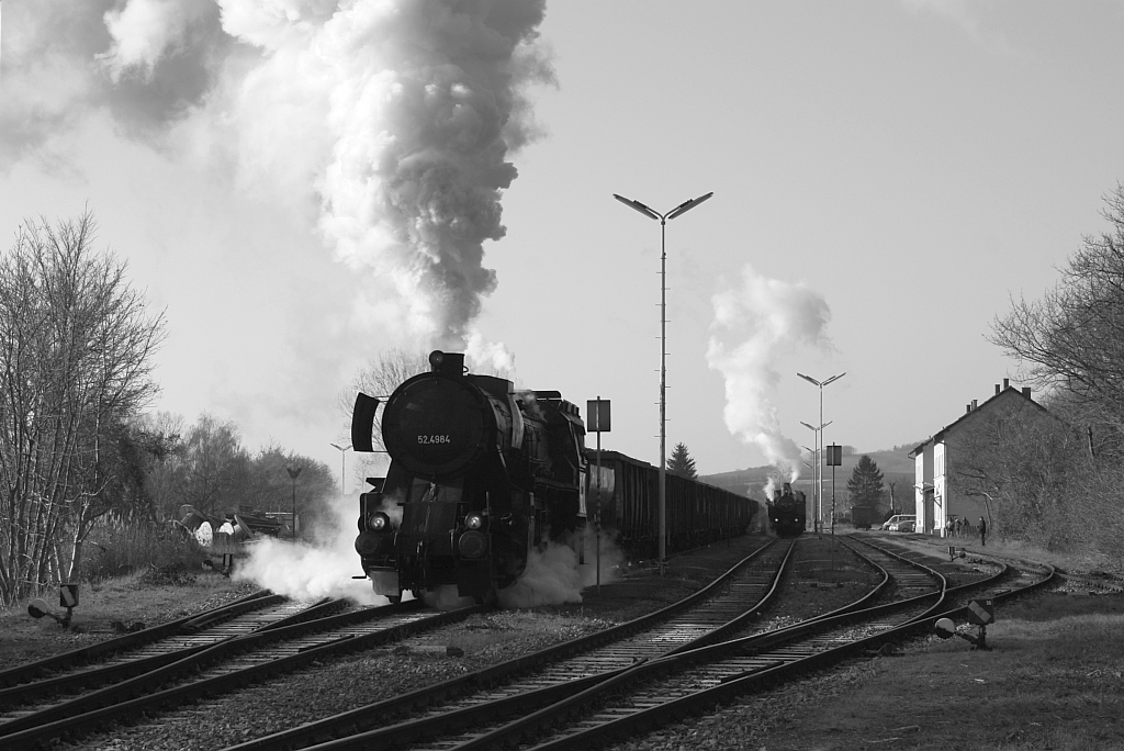 52.4984 des  Verband der Eisenbahn Akademiker  fhrt am 09.12.2012 mit einem Rbenzug aus dem Bf. Mistelbach LB. 

