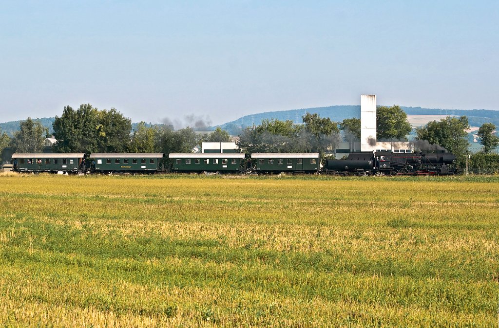 52.4984 fhrt mit dem NostalgieExpress  Leiser Berge  nach Ernstbrunn. Korneuburg, am 22.08.2010. 