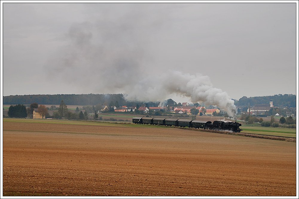 52.4984 kurz nach dem Verlassen der Haltestelle Geras-Kottau (links im Bild zu sehen) mit ihrem Fotozug R 16612 am 22.10.2009. 