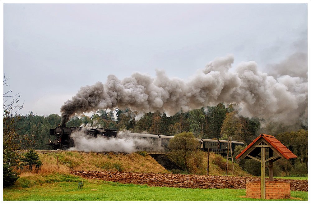 52.4984 mit ihrem Fotosonderzug R 16612 von Retz nach Drosendorf am 22.10.2009 kurz vor Zissersdorf im Waldviertel aufgenommen. Und was lernt man bei diesem Foto? Man sollte bei einem Fotohalt gef�lligst die Waggont�ren zumachen ;-)