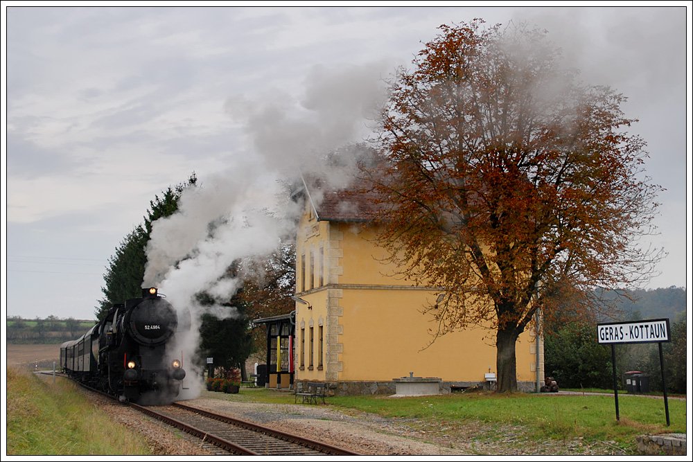 52.4984 mit ihrem Fotosonderzug R 16612 von Retz nach Drosendorf am 22.10.2009 beim Fotohalt in Geras-Kottaun.