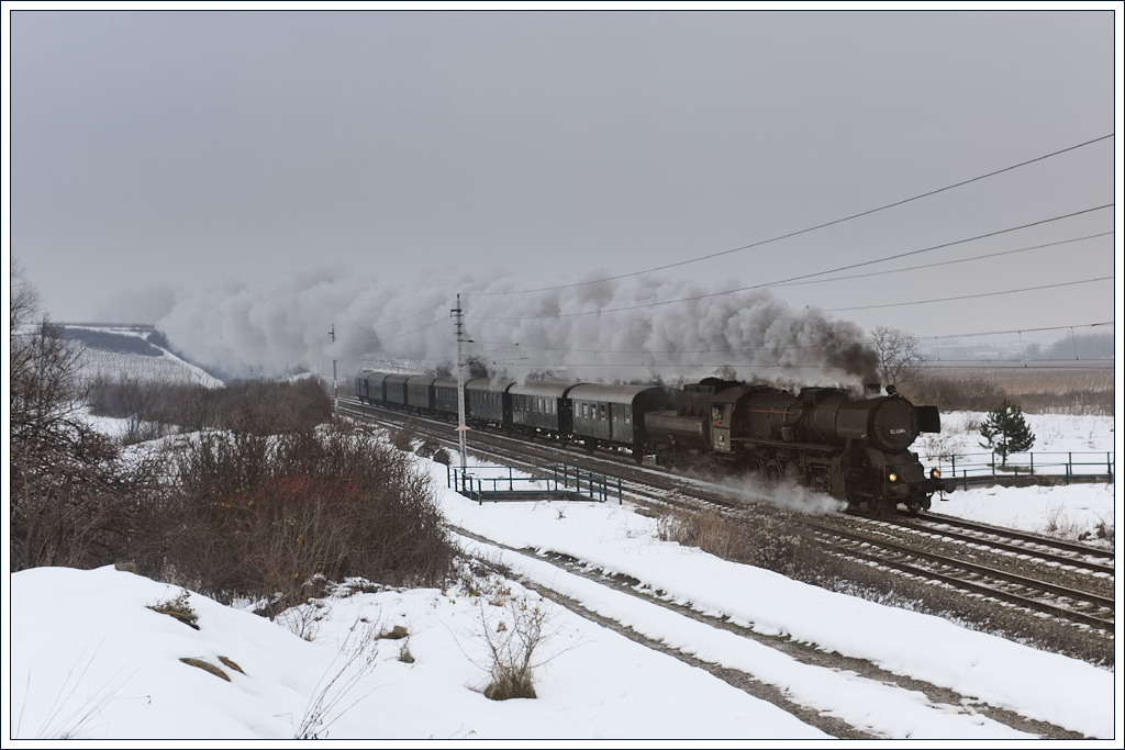 52.4984 mit ihrem Sdz R 16373 von Wien nach Willendorf am 8.12.2010 in Pfaffsttten mit dem NICHT sichtbaren Busserltunnel im Hintergrund. Heinz und Peter sorgten fr eine schne Dampffahne.

