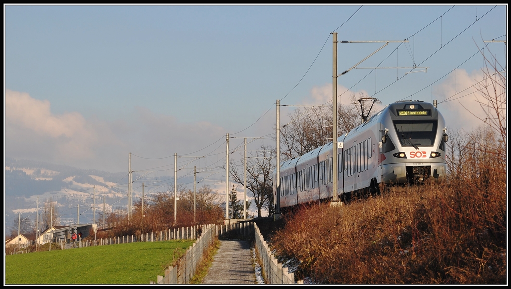 526 043-5 als S40 nach Einsiedeln auf dem Oberseedamm bei Pfffikon SZ. (19.12.2012)
