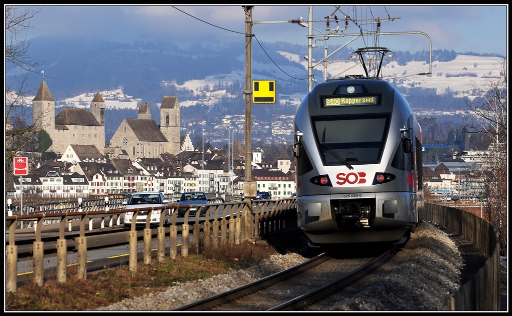 526 050-0 S40 auf dem Damm vor Schloss Rapperswil. (19.12.2012)
