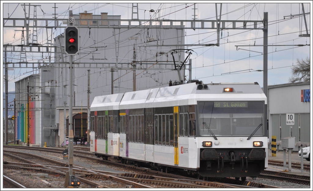 526 681-2  Weinfelden  nach St.Gallen fhrt in Weinfelden ein. (30.03.2011)