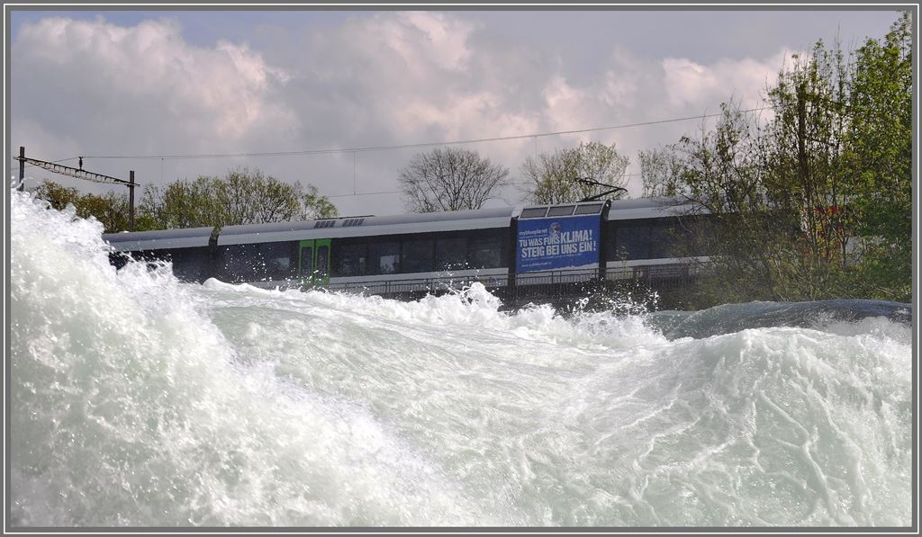 526 760-4 als S33 20365 auf dem Rheinfallviadukt mit passendem Sujet auf dem Powerpack. (07.05.2013)