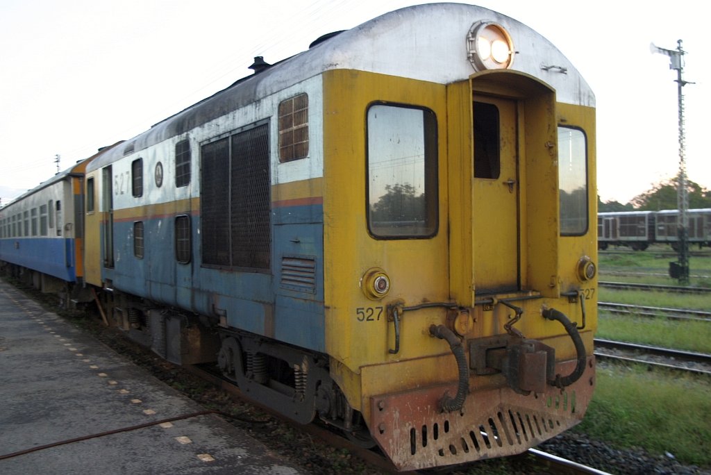 527 beim ausreihen von Kurswagen des RAP 107 im Bf. Sila At am 07.Nov.2008.