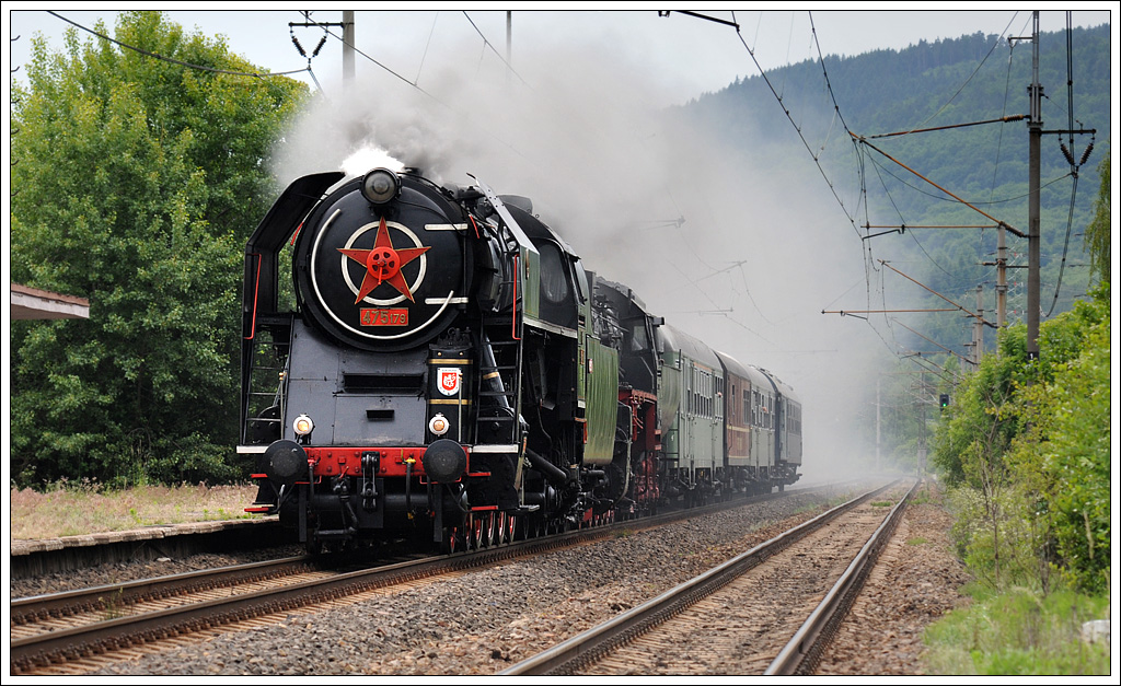 52.7596 der EF Zollernbahn mit dem Sonderzug von Stuttgart nach Lun u Rakovnka am 15.6.2012, ab Cheb mit 475 179 als Vorspann bei der Durchfahrt in  Mlkov.