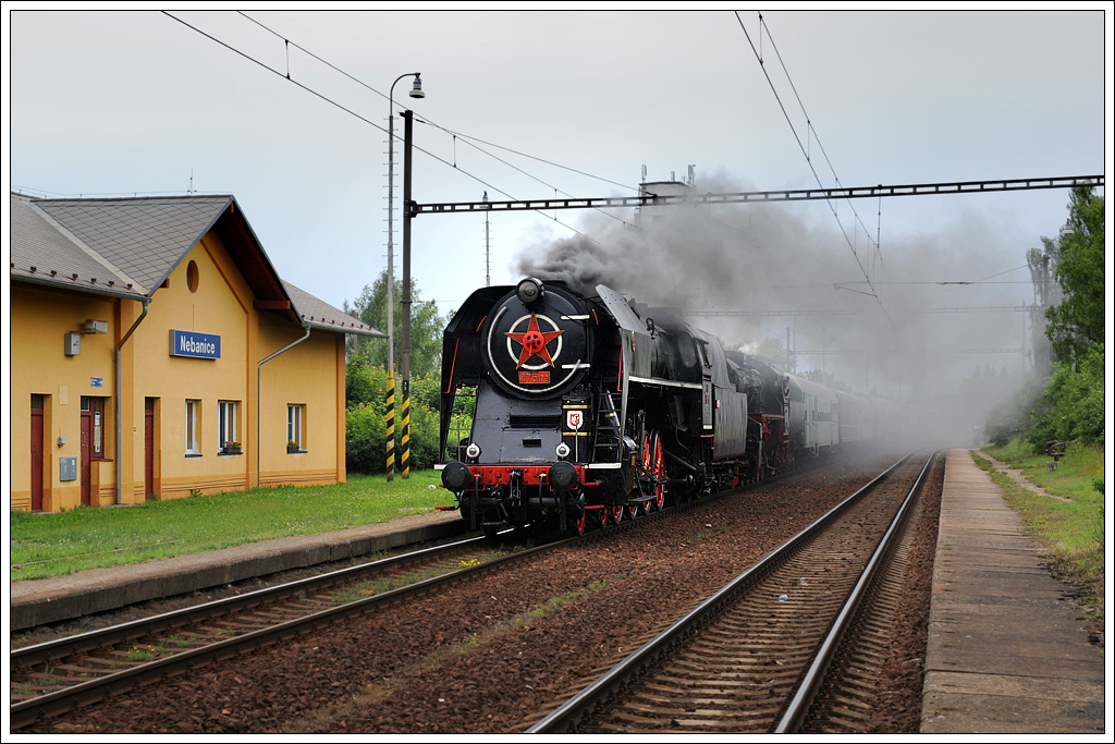 52.7596 der EF Zollernbahn mit dem Sonderzug von Stuttgart nach Lun u Rakovnka am 15.6.2012, ab Cheb mit 475 179 als Vorspann bei der Durchfahrt in  Nebanice.