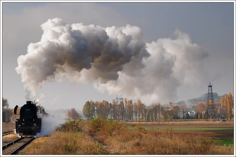 52.7612 mit dem Planr�benzug VG 75013 von Mistelbach nach Hohenau am 31.10.2009, aufgenommen bei der Ausfahrt aus Neusiedl-St. Ulrich. 