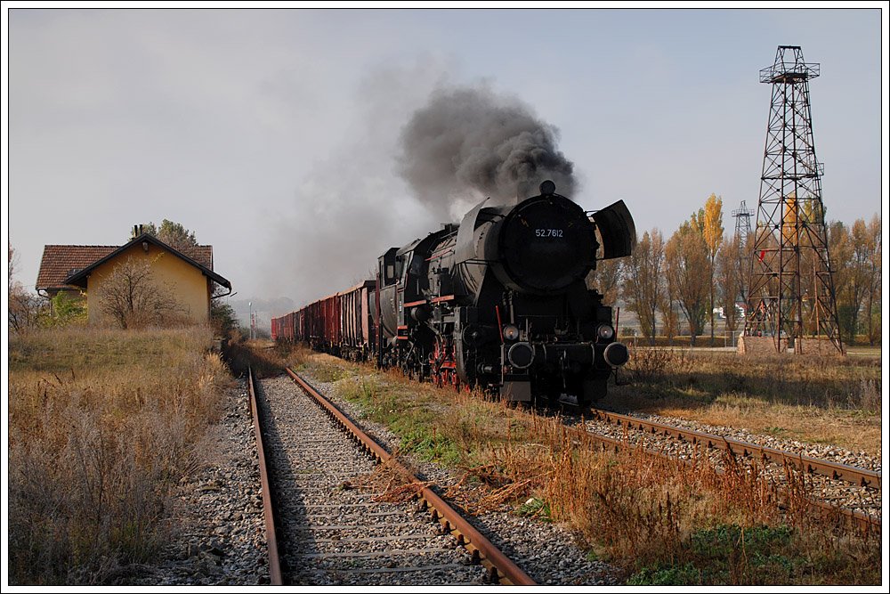52.7612 mit dem Planrbenzug VG 75013 von Mistelbach nach Hohenau am 31.10.2009, aufgenommen bei der Einfahrt in Neusiedl-St. Ulrich. 
