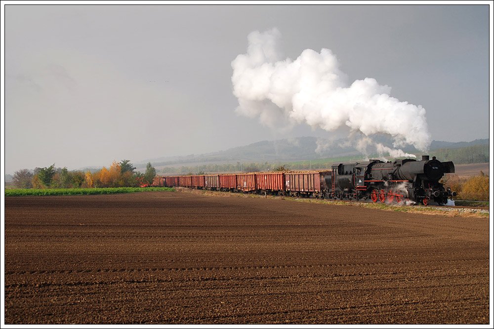 52.7612 mit dem Planrbenzug VG 75013 von Mistelbach nach Hohenau am 31.10.2009, aufgenommen kurz nach der Rbenverladestelle Paasdorf.