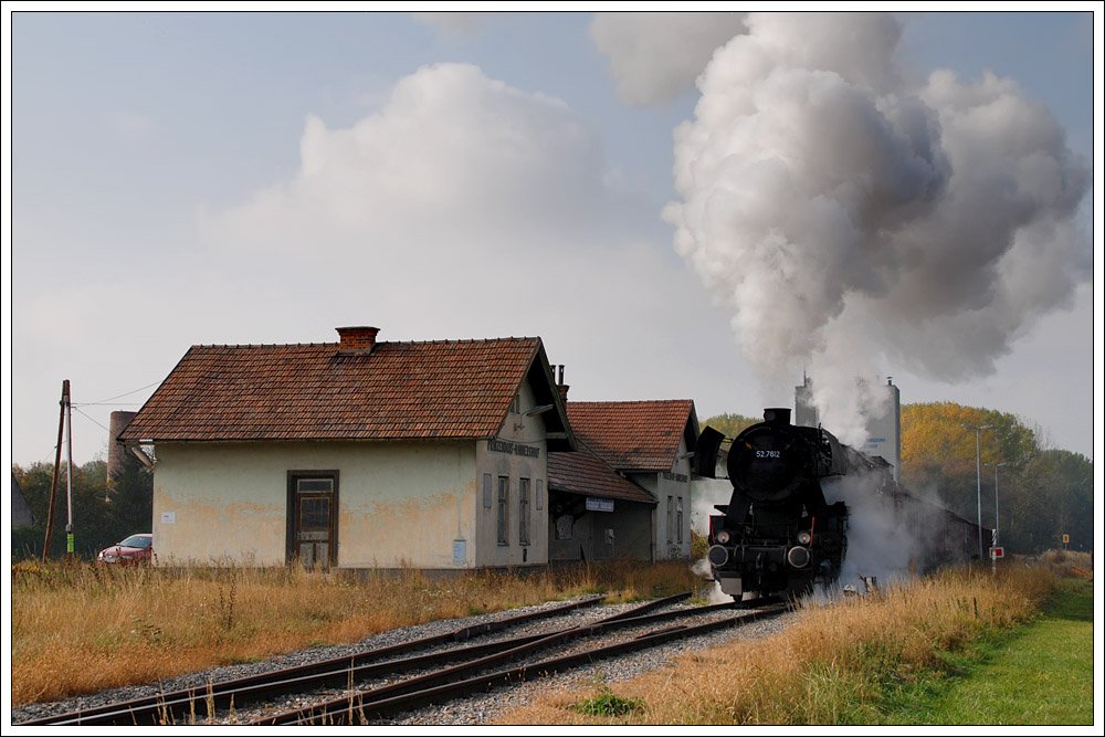 52.7612 mit dem Planr�benzug VG 75013 von Mistelbach nach Hohenau am 31.10.2009 bei der Ausfahrt aus Prinzendorf-Rannersdorf.