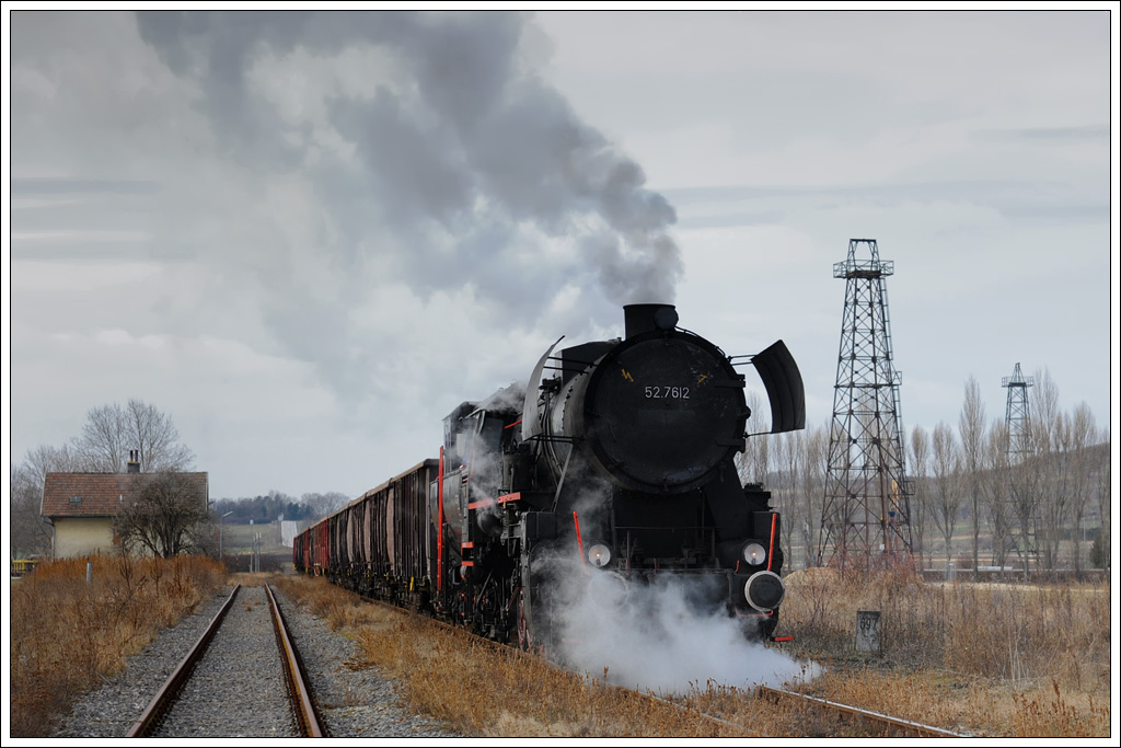 52.7612 mit dem rund 1000 Tonnen schweren VG 75013 von Mistelbach nach Hohenau am 26.12.2010 beim Halt in Neusiedl-St. Ulrich.