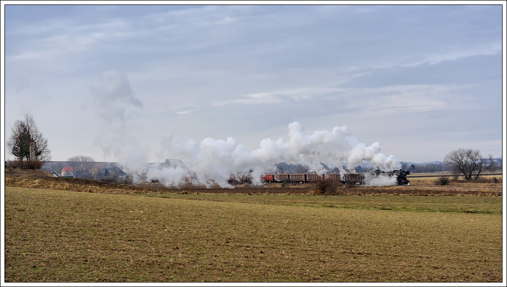 52.7612 mit dem rund 1000 Tonnen schweren VG 75013 von Mistelbach nach Hohenau am 26.12.2010 zwischen der R�benverladestelle Paasdorf und Mistelbach aufgenommen.
