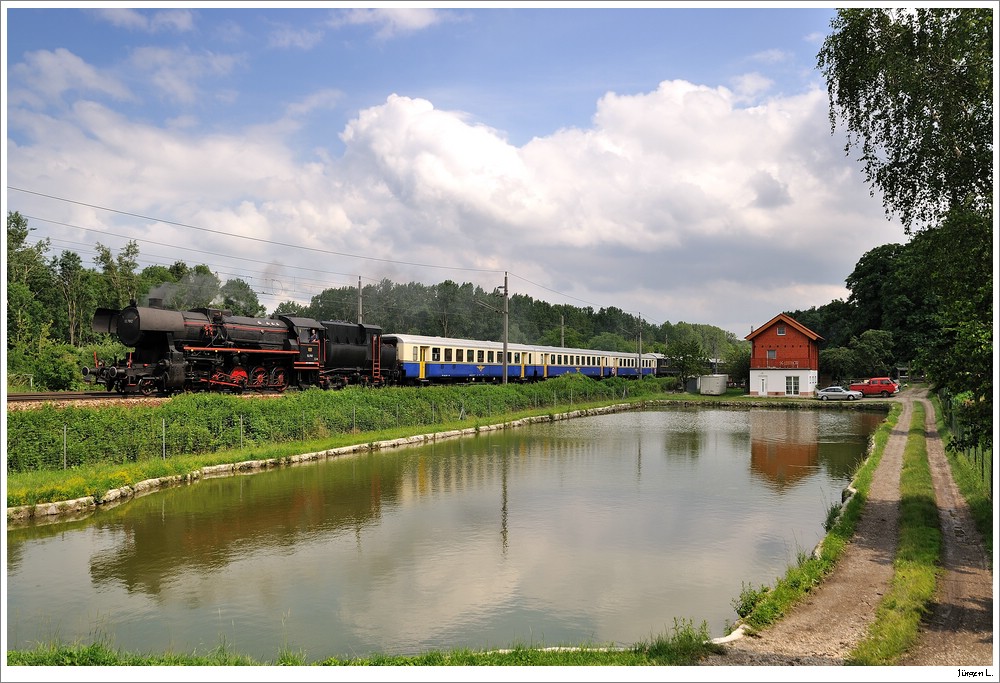 52.7612 mit SDZ R19630 von Mdling nach Spitz/Donau; hier kurz vor Kritzendorf, 19.6.2010.