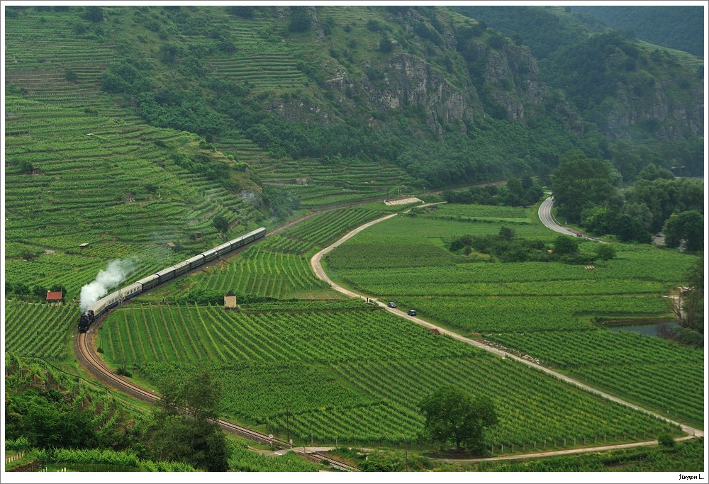 52.7612 mit SDZ R19630 von Mdling nach Spitz/Donau; hier zw. Drnstein und Weienkrichen/Wachau, 19.6.2010.