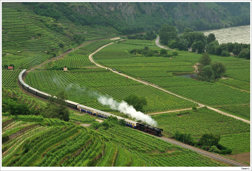 52.7612 mit SDZ R19630 von Mdling nach Spitz/Donau; hier zw. Drnstein und Weienkrichen/Wachau, 19.6.2010.