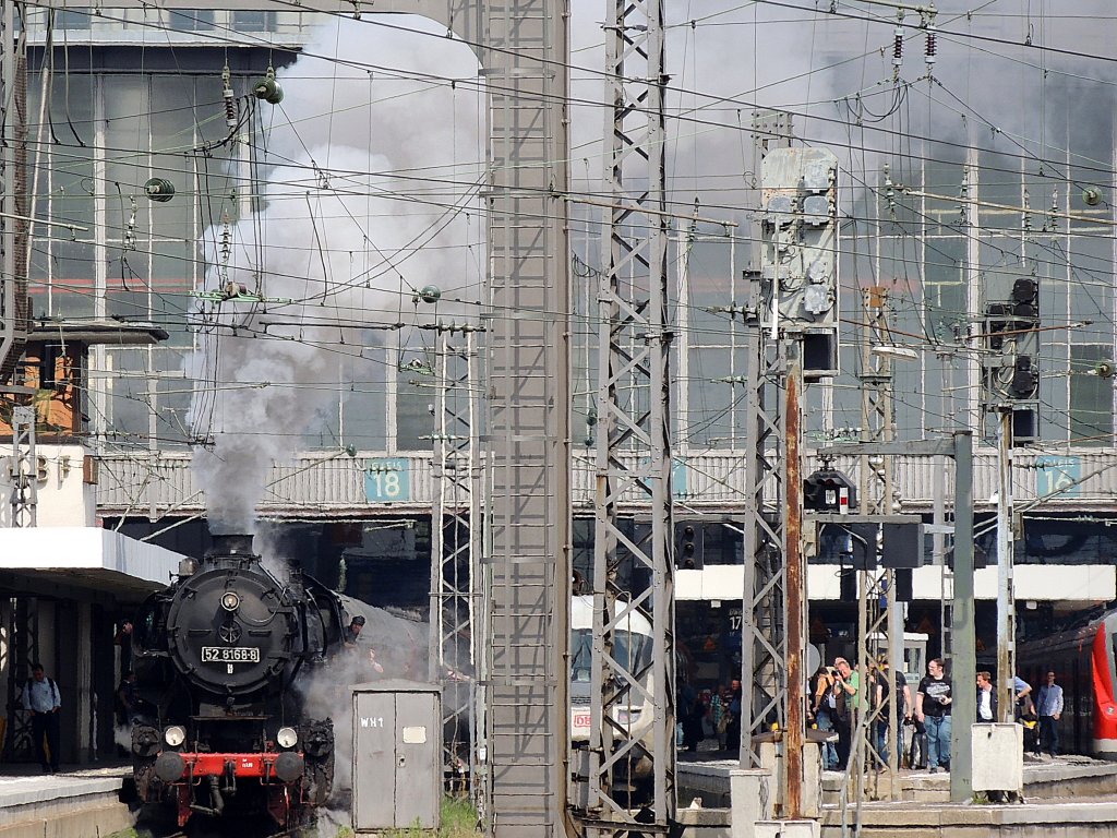 528168-8 zieht bei der Ausfahrt aus dem Mnchener Hauptbahnhof eine Menge Schaulustige u. Fotografen an; 130607