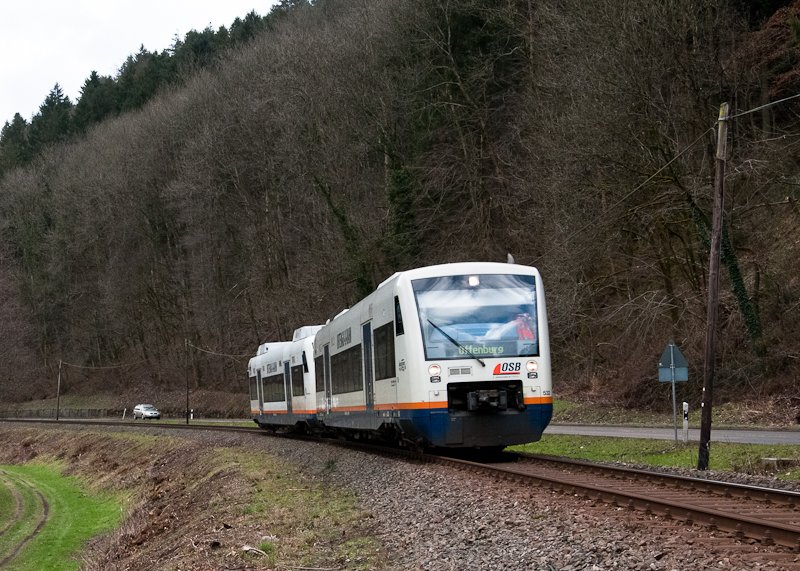 532 und 515 als OSB87358 (Freudenstadt Hbf - Offenburg) am 21. Februar 2010 bei Kirnbach.