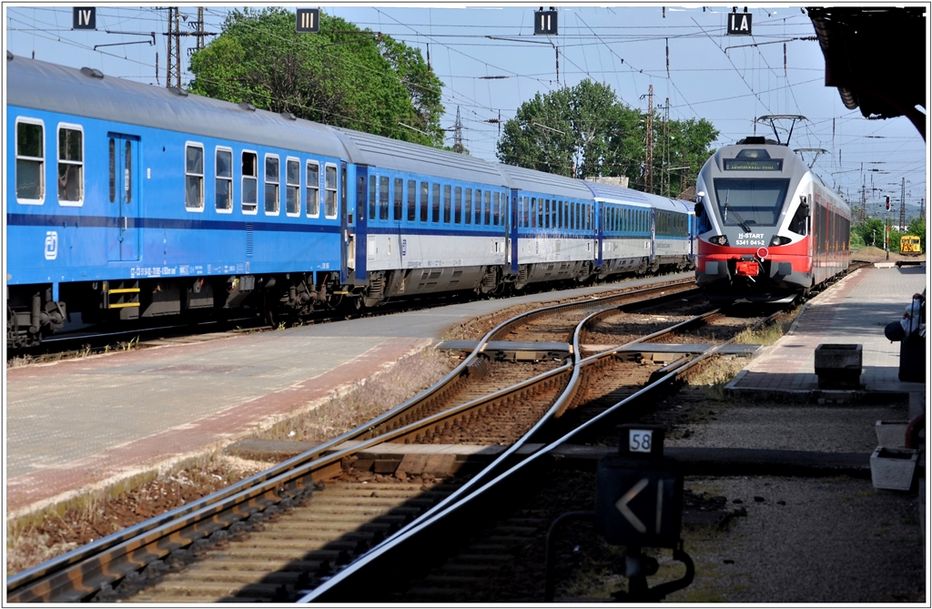 5341 041-2 Stadler Flirt und ausfahrender EC in Vc. (12.05.2013)