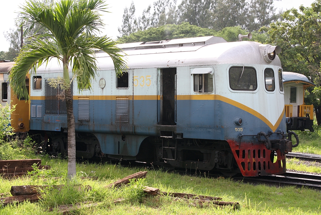 535 (Bo'Bo', de, Davenport, Bauj.1952) am 13.Juni 2011 beim Verschub im Depot Nakhon Ratchasima.  
Videos zum Bild gibt es unter: 
http://www.bahnvideos.eu/name/einzelbild/number/16877/kategorie/Thailand~Dieselloks~511-540.html 
und 
http://www.bahnvideos.eu/name/einzelbild/number/16875/kategorie/Thailand~Dieselloks~511-540.html
