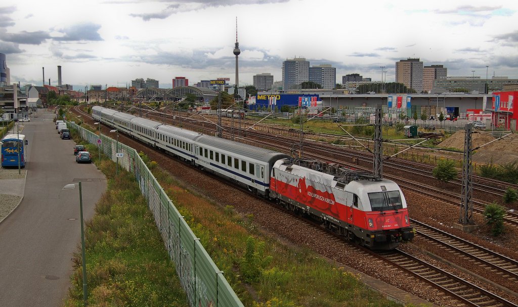 5370 001 1251  EM-Lok Polen  mit EC 45, Berlin Hbf - Warschau Wschodnia, wird gleich den S-Bahnhof Berlin-Warschauer Strae passieren. Im Hintergrund sind der Ostbahnhof und der Fernsehturm am Alexanderplatz zu sehen. 10.08.2012