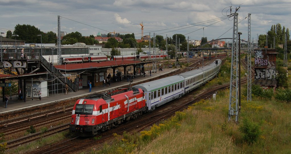 5370 003 1251  EM-Lok Dnemark  zieht EC 44, Warschau Wschodnia - Berlin Hbf, am S-Bahnhof Berlin-Warschauer Strae vorbei und erreicht gleich den Endbahnhof. 10.08.2012