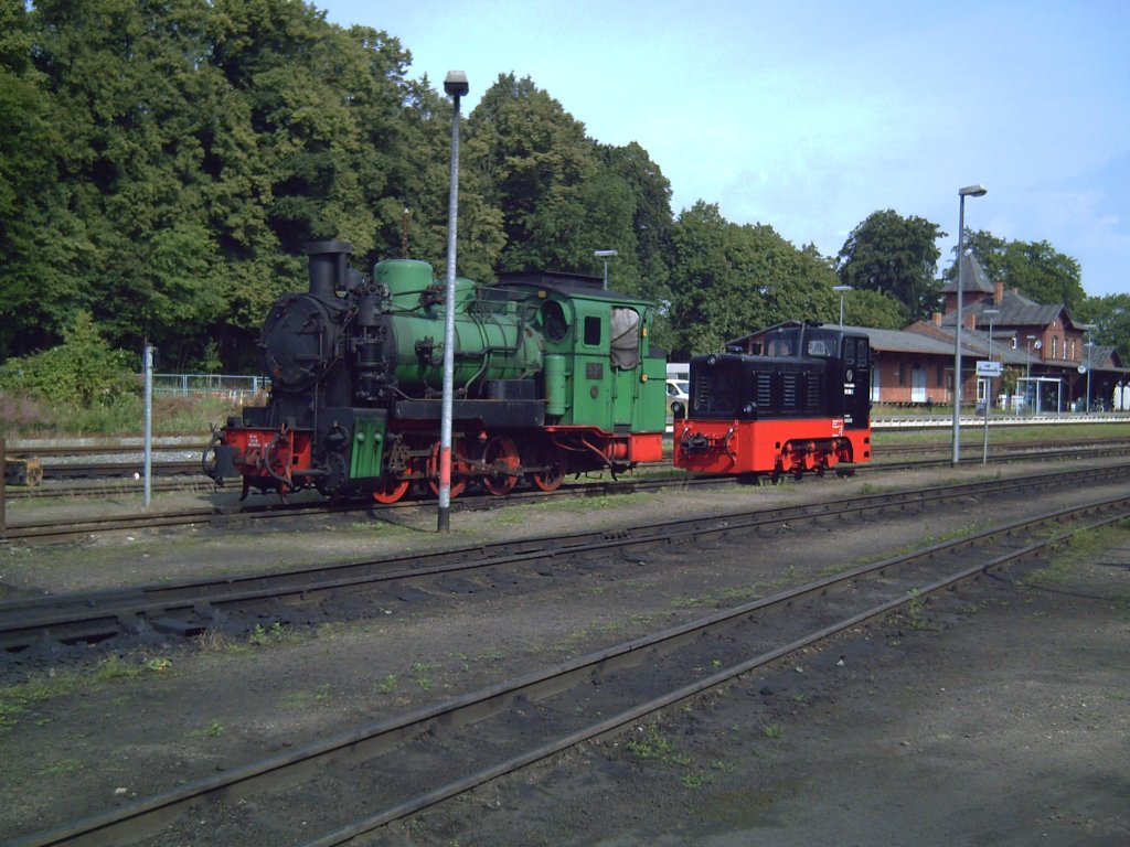 53Mh steht zusammen mit 199 009-2 der Press abgestellt im Bahnhof Putbus im August 2009