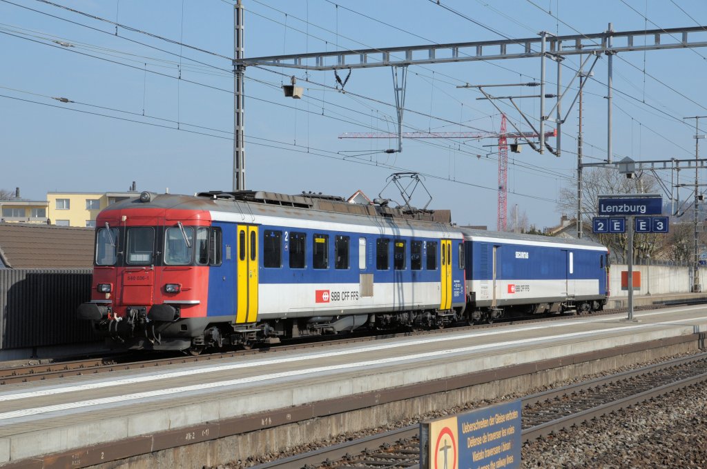 540 036 & Wagen 508589-33900 am 09.03.11 von Bern nach Zrich beim Zwischenhalt in Lenzburg