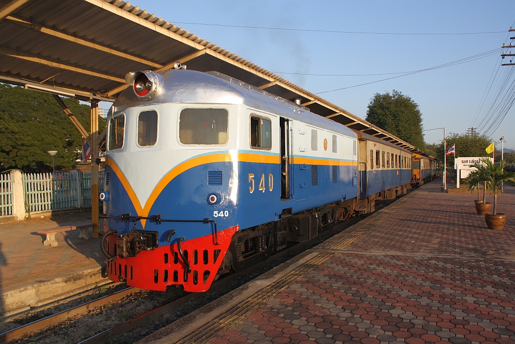 540 (Bo'Bo', de, Davenport, Bauj. 1952) wurde neu lackiert und dient als Verschubreseve im Bf. Nakhon Lampang. 06.Jnner 2011.