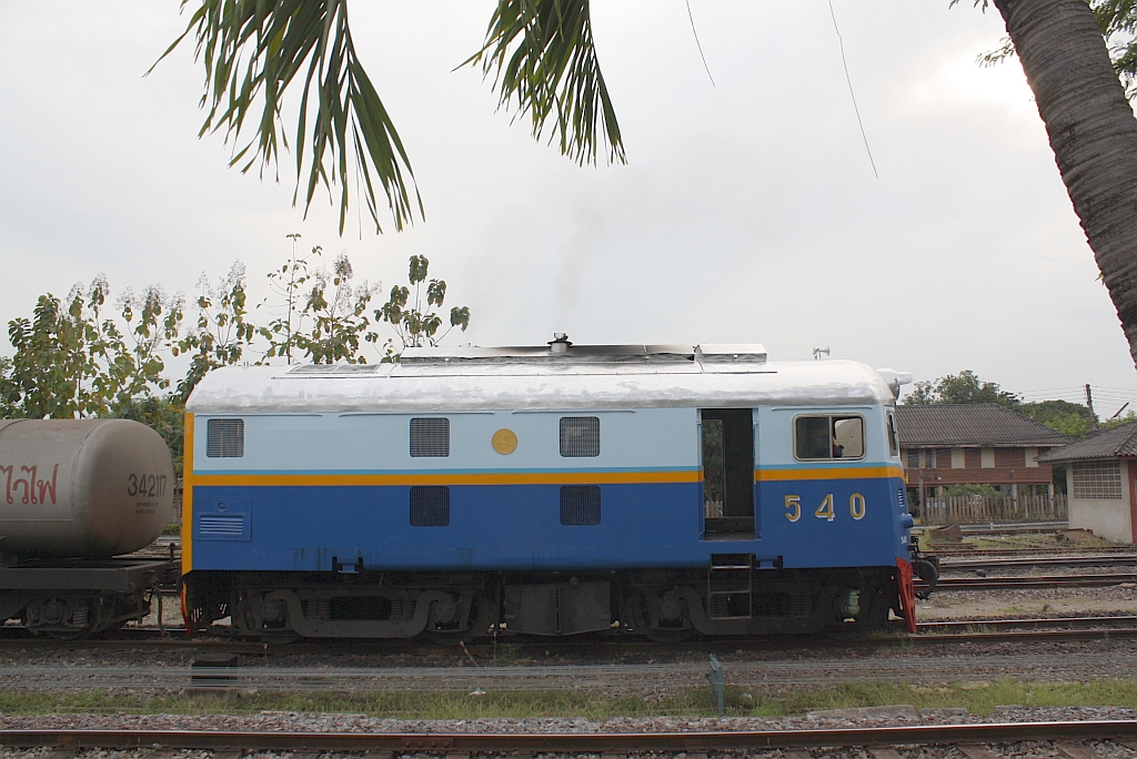 540 (Bo'Bo', de, Davenport, Bauj.1952) beim Verschub im Bf. Nakhon Lampang am 08.J�nner 2011.