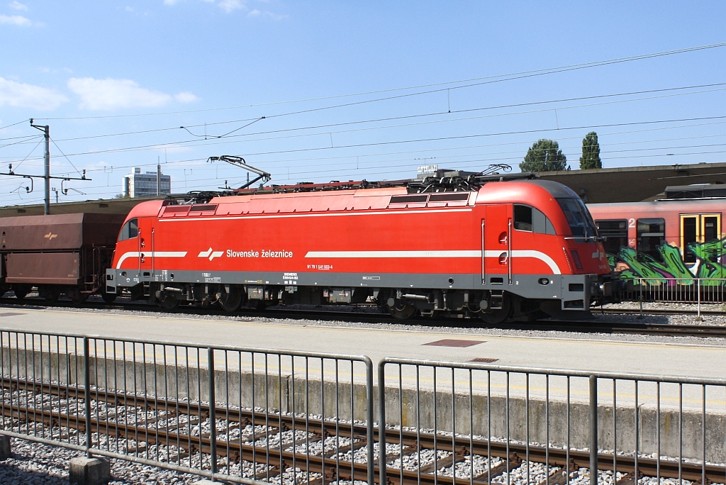 541-003 fährt am 15.August 2012 mit einem Güterzug durch den Bf. Ljubljana. 

