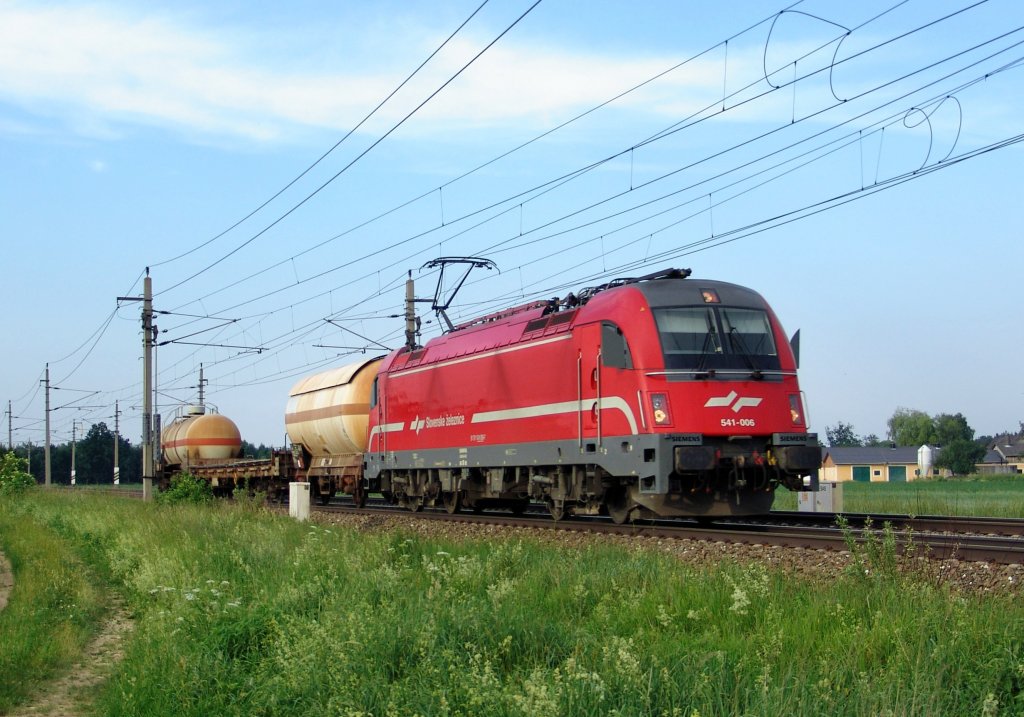541 006 mit einem kurzen Gterzug am 02.06.2008 bei Gunskirchen.