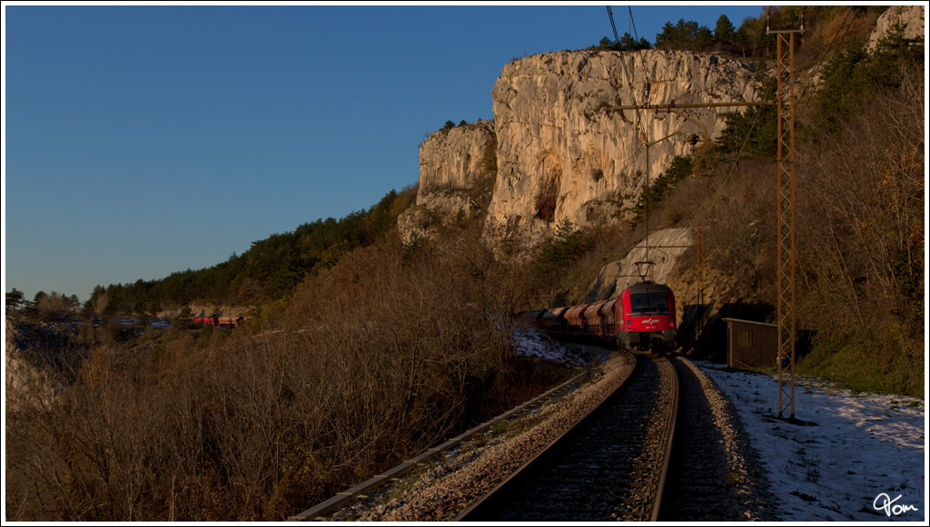 541 009 als Schiebelok & 541 015 als Zuglok, fahren mit einem Gterzug ber die Koperrampe von Koper in Richtung Divača (deutsch Waatsche). 
Loka 12.12.2012