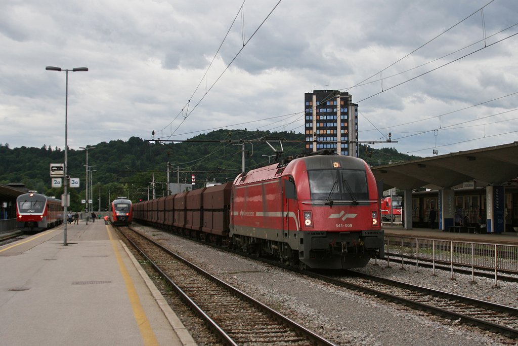 541 009 mit einem Gterzug am 01.06.2010 in Ljubljana.
